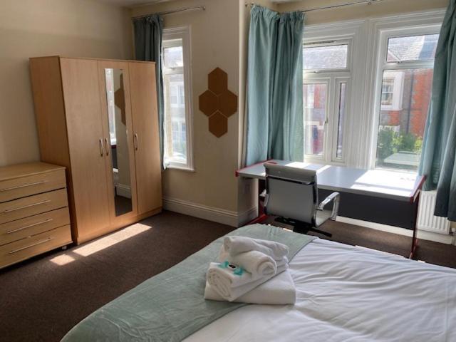 Berks Luxury Serviced Apartments,5 Bedrooms, 5 Double Beds, 2 Bathrooms, Free Super Fast Wifi & Parking Earley Exterior photo