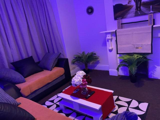 Berks Luxury Serviced Apartments,5 Bedrooms, 5 Double Beds, 2 Bathrooms, Free Super Fast Wifi & Parking Earley Exterior photo